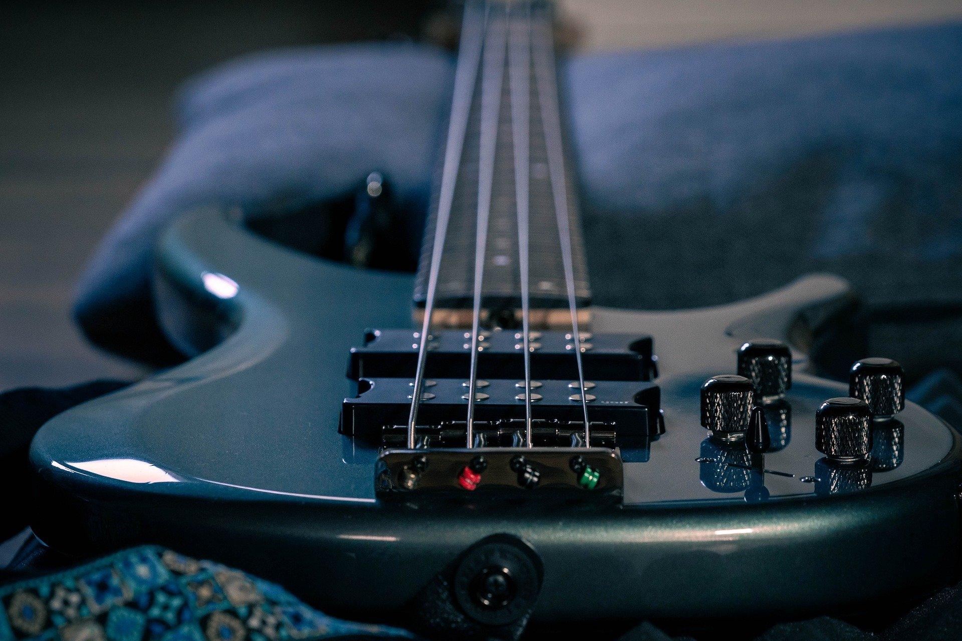 bagaimana-cara-bermain-gitar-bass-superprof